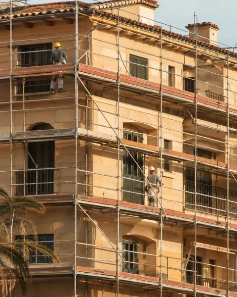 İskeleli apartman cephesi