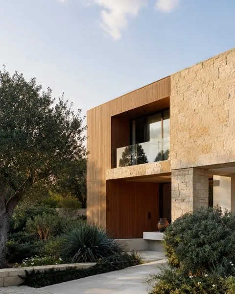 Taş ve ahşap kaplamalı villa cephesi